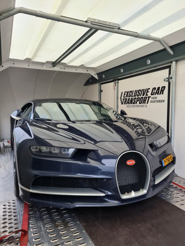 Donkerblauwe Bugatti Chiron vastgezet in de gesloten trailer